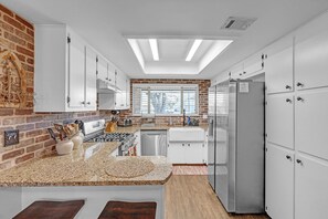 Casa, 3 habitaciones | Cocina privada | Frigorífico, horno, cafetera o tetera y tostadora