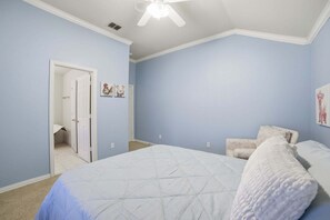 House, 4 Bedrooms - Brittany House: Pool, Arcade, Movie Theater 4 Bedroom Home (Rowlett)