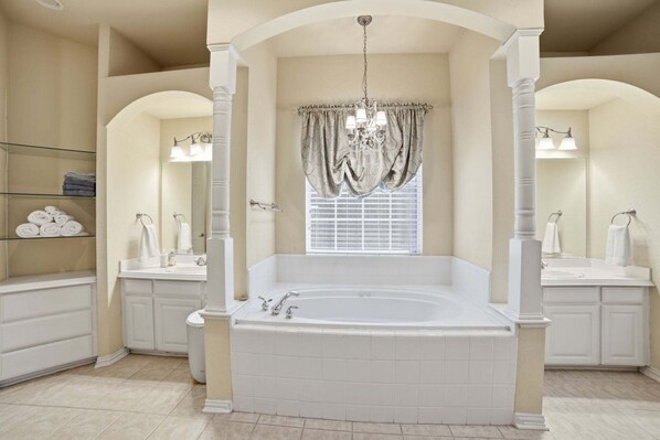 House, 4 Bedrooms - Brittany House: Pool, Arcade, Movie Theater 4 Bedroom Home (Rowlett)