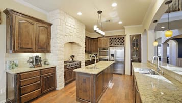 House, 4 Bedrooms | Private kitchen | Fridge, oven, coffee/tea maker, toaster