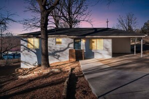 House, 4 Bedrooms | Exterior - Fayetteville 4br Close To Campus 4 Bedroom Home (Fayetteville)