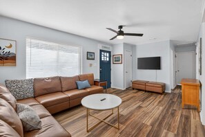 Living area - Fayetteville 4br Close To Campus 4 Bedroom Home (Fayetteville)