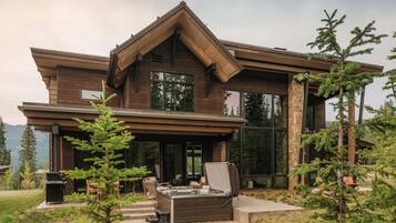House, 4 Bedrooms | Property grounds