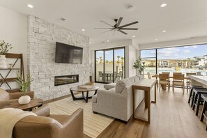 Casa, 6 habitaciones | Área de sala de estar | Smart TV 