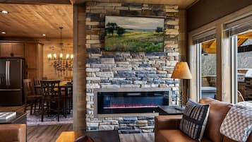 House, 5 Bedrooms | Living area | Smart TV