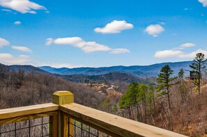 House, 5 Bedrooms | Property grounds - Skywalk 5 Bedroom Home (Sevierville)