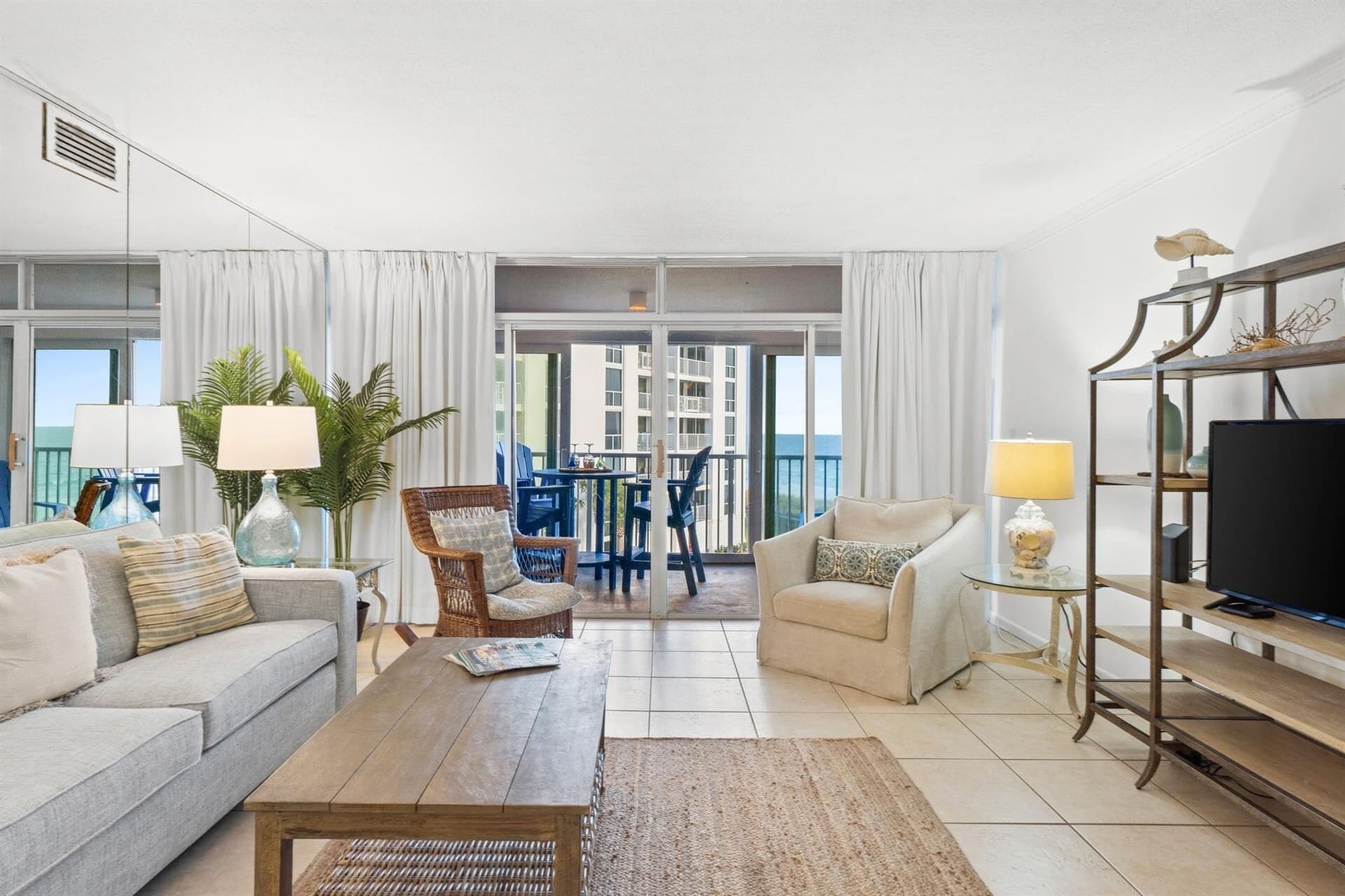 Appartement, 2 slaapkamers | Woonruimte | Een smart-tv