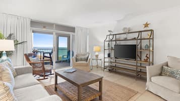 Appartement, 2 slaapkamers | Woonruimte | Een smart-tv