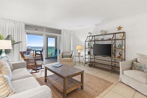 Appartement, 2 slaapkamers | Woonruimte | Een smart-tv