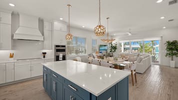 Hus, 5 soverom | Eget kjøkken | Kjøleskap, ovn, kaffetrakter/tekoker og brødrister