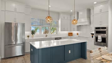 House, 5 Bedrooms | Private kitchen | Fridge, oven, coffee/tea maker, toaster