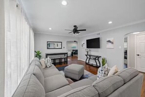 Living area - Entire Property_Charming House_Museum District (Houston)