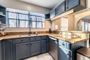 Private kitchen - Entire Property_Charming House_Museum District (Houston)