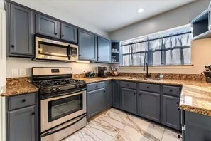 Private kitchen - Entire Property_Charming House_Museum District (Houston)