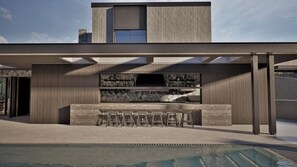 室外游泳池,08:00 至 20:00 开放,池畔遮阳伞,日光浴躺椅