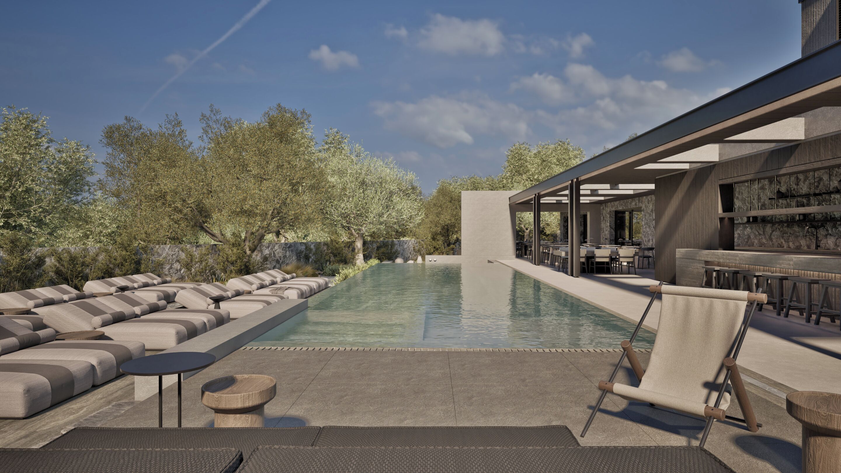 Una piscina al aire libre, sombrillas, sillones reclinables de piscina