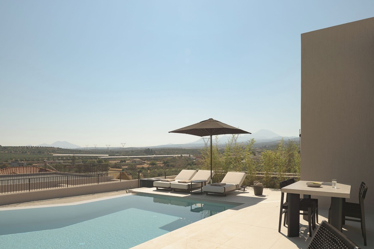 Accessible Villa with Private Pool | 露台/庭院