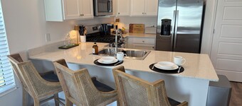 The Villages-Adorable Patio Villa with golf car located close to entertainment.