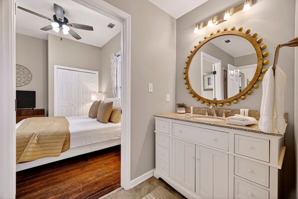 3 bedrooms, iron/ironing board, free WiFi, bed sheets - Row Home in Victorian District w/ Parking + Pet-friendly by Lucky Savannah (Savannah)