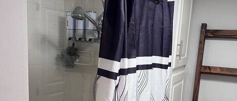 Secadora de cabello, toallas, jabón, papel de baño