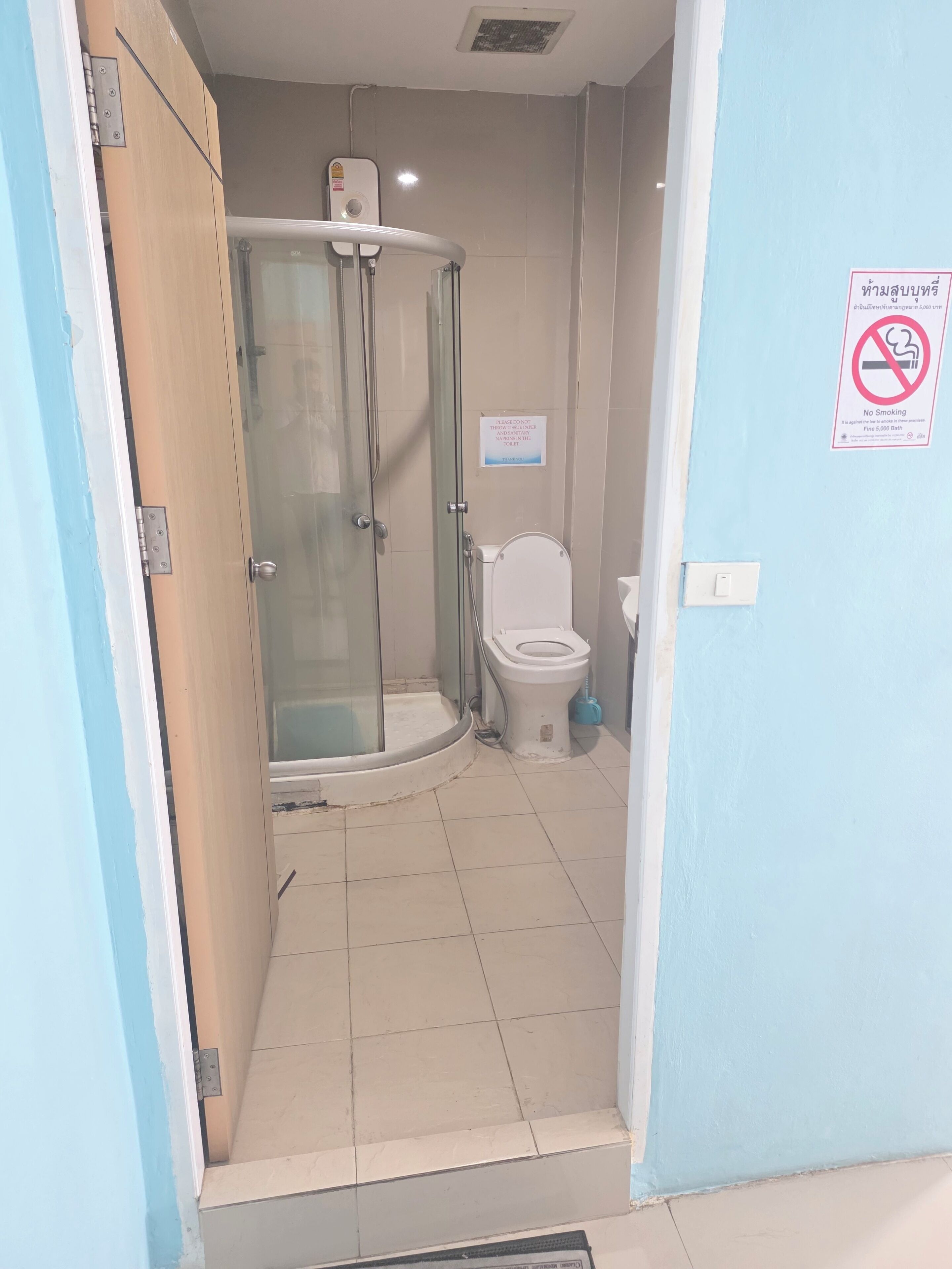 Deluxe Room | Bathroom | Shower, free toiletries, towels, soap