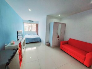 Desk, laptop workspace, free WiFi - Orca Guesthouse (Pattaya)