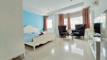 Skrivbord, arbetsyta för laptop och gratis wi-fi