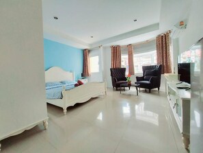 Desk, laptop workspace, free WiFi - Orca Guesthouse (Pattaya)