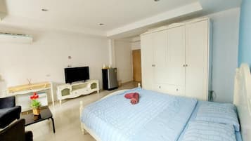 Desk, laptop workspace, free WiFi