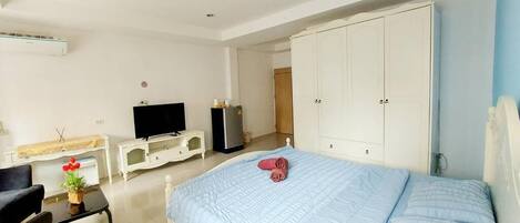 Desk, laptop workspace, free WiFi