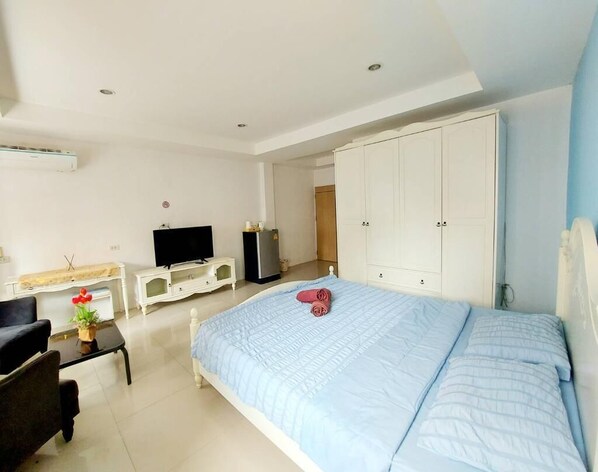 Desk, laptop workspace, free WiFi - Orca Guesthouse (Pattaya)