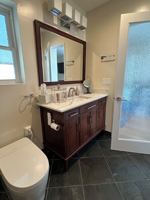 Unclassified image, 5 of 6, button - Bright and spacious guest suite (Burbank)