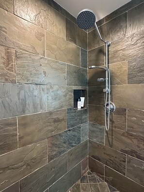 Unclassified image, 3 of 6, button - Bright and spacious guest suite (Burbank)