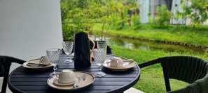 Outdoor dining - Village Sunset - Easy Accommodation in Praia do Forte (Açu da Torre)