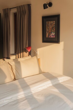4 bedrooms, iron/ironing board, WiFi, bed sheets - Flor De Lis - 4 BHK Villa w/Pool, wifi & parking behind Sakana in Anjuna (Vagator)