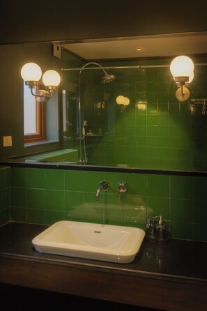 Shower, towels, soap, toilet paper - Flor De Lis - 4 BHK Villa w/Pool, wifi & parking behind Sakana in Anjuna (Vagator)