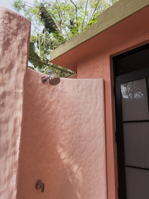 Exterior detail - Flor De Lis - 4 BHK Villa w/Pool, wifi & parking behind Sakana in Anjuna (Vagator)