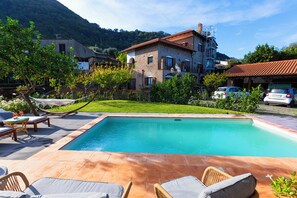 Unclassified image, 3 of 52, button