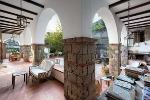 Unclassified image, 4 of 52, button