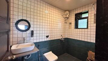 Executive Studio | Bathroom | Shower, towels, soap, shampoo