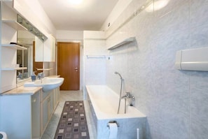 Dusche, Haartrockner, Bidet, Handtücher