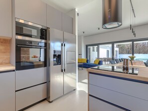 Refrigerador, horno, lavavajillas y utensilios de cocina 