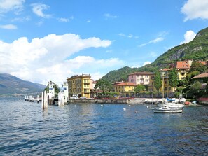 A waterfront with buildings, a dock, and boats. - La Finestra su Bellagio by Interhome (Varenna)