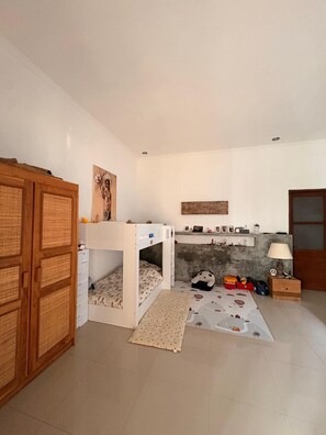 Children’s area - Family-Friendly 3BR Villa | 5 Min to Beach | Pool & Kids Bunk Room (Kabupaten Badung)