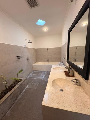 Hair dryer, towels, soap, toilet paper - Family-Friendly 3BR Villa | 5 Min to Beach | Pool & Kids Bunk Room (Kabupaten Badung)