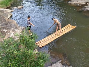 Chèo bè vượt thác