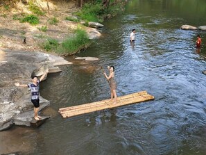 Chèo bè vượt thác