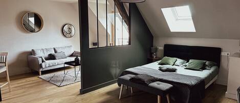 Desk, iron/ironing board, WiFi, bed sheets