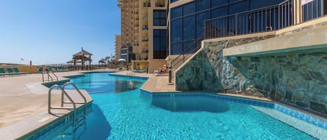 Una piscina techada, una piscina climatizada