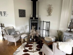 Nhà, 4 phòng ngủ, hồ bơi riêng, quang cảnh vườn | Phòng khách